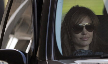 Angelina Jolie, un 40enne di La Spezia paga 50 mila euro per comprare la sua auto, poi la scoperta: era una truffa