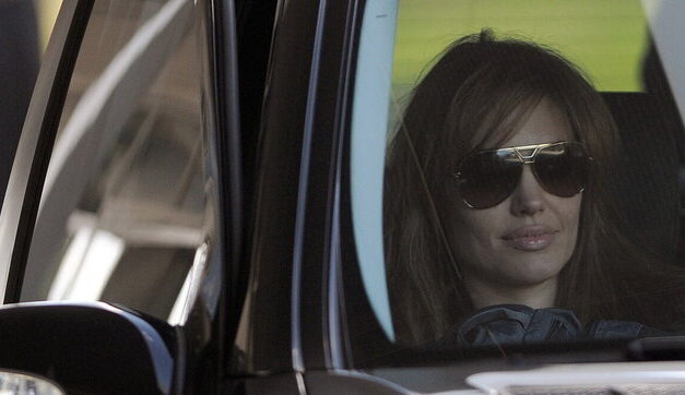 Angelina Jolie, un 40enne di La Spezia paga 50 mila euro per comprare la sua auto, poi la scoperta: era una truffa
