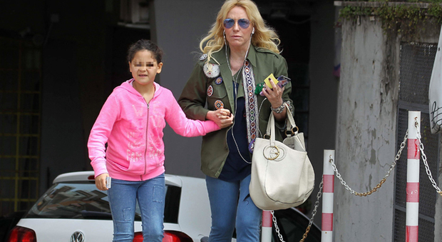 Antonella Clerici: “Mia figlia Maelle è stata vittima di bullismo proprio perchè era mia figlia. Lei all’inizio ha incassato, poi ha saputo gestire la situazione!”