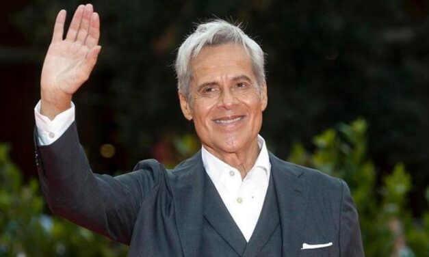Claudio Baglioni dà l’addio alle scene: “Dal ring si scende quando si è vincenti. Vorrei cantare e suonare per mille giorni ancora. Terminerò la mia attività entro il 2026”