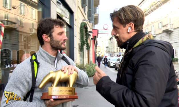 A Stefano De Martino il Tapiro d’oro di Striscia: «Con quante donne? La matematica non è mai stata il mio forte…»