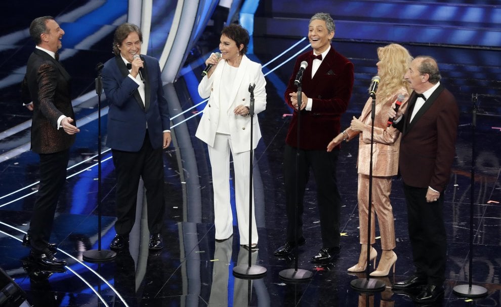 Fiorello difende i Ricchi e Poveri dopo le critiche dei giornalisti: “Ho letto commenti che non mi sono piaciuti. Ci vuole rispetto!”