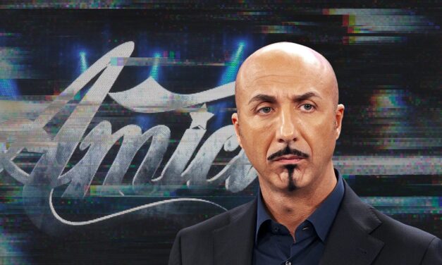 Amici risponde a Luca Jurman: “Cerca disperatamente visibilità infangando un programma per il quale ha chiesto centinaia di volte di tornare”