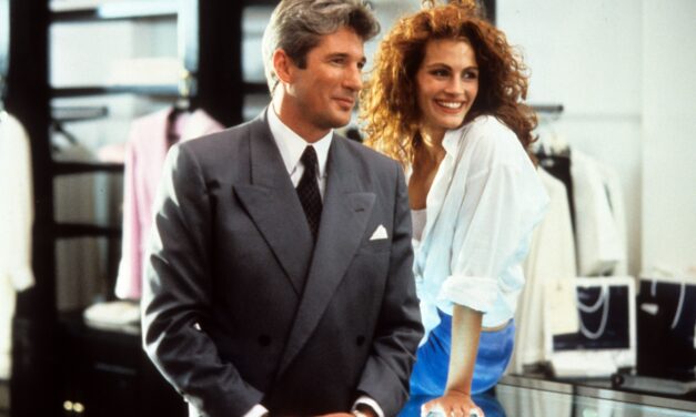 Pretty Woman, Julia Roberts: “Indossai la giacca rossa in vita sull’abito blu e bianco per nascondere la mia paura di avere il sedere grosso!”