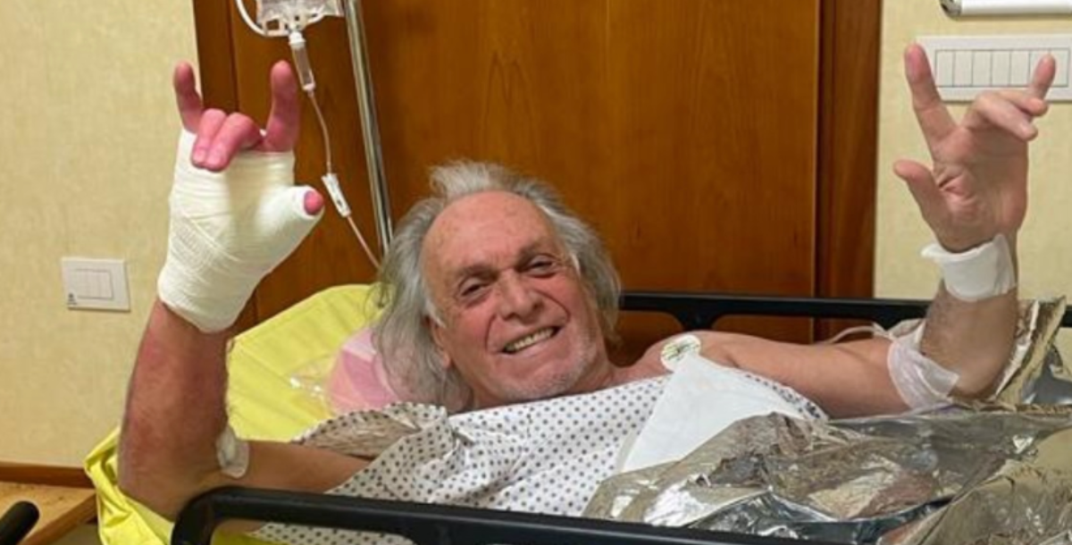 Riccardo Fogli operato, posta una foto dall’ospedale: «Intervento andato benissimo»