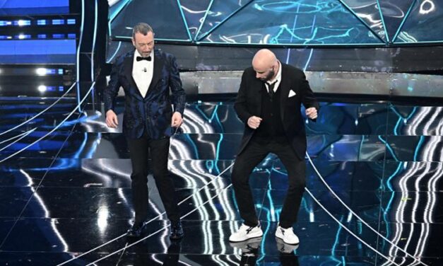 Amadeus su Travolta: “Non so neanche la marca delle scarpe, come potete immaginare che io faccia promozione