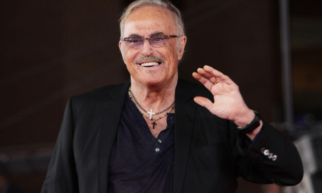 Franco Califano, profanata la tomba del cantautore. Maurizio Mattioli: “Atto vandalico di una gravità assoluta. L’autore del gesto si dovrebbe pentire e restituire il maltolto”