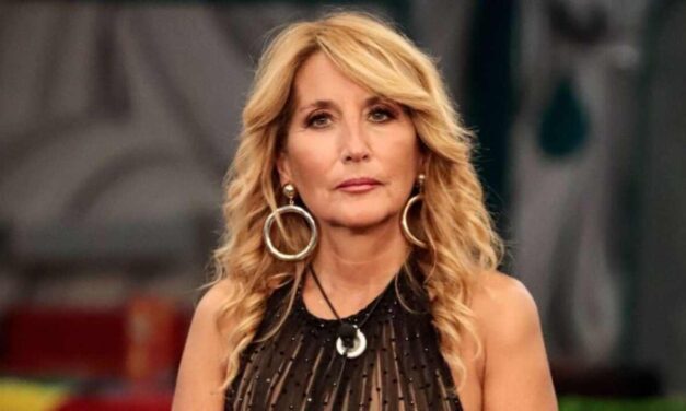 Jo Squillo derubata: “Hanno spaccato il vetro della macchina e mi hanno portato via tutto, anche gioielli che avevo da 30 anni”