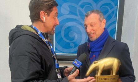 Amadeus riceve il Tapiro d’oro per la multa per la pubblicità occulta a Sanremo 2023: “Vediamo se li dovrò pagare io, che sarà mai pagare 175 mila euro?!!”