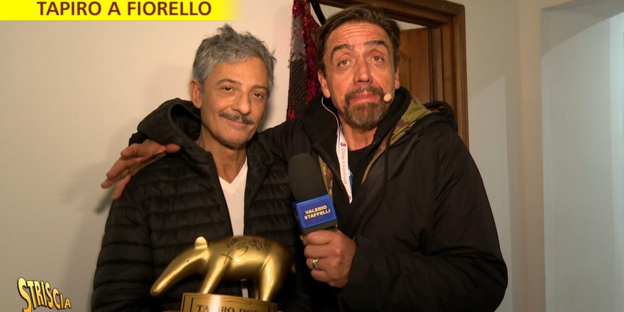 Fiorello riceve il Tapiro d’oro per il Ballo del Qua Qua:  «Travolta sapeva tutto, poteva dire di no. Il tranello l’ha fatto lui a noi»