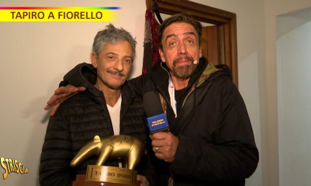 Fiorello riceve il Tapiro d’oro per il Ballo del Qua Qua:  «Travolta sapeva tutto, poteva dire di no. Il tranello l’ha fatto lui a noi»
