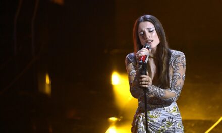 Sanremo 2024, standing ovation per Angelina Mango dopo aver cantato La rondine