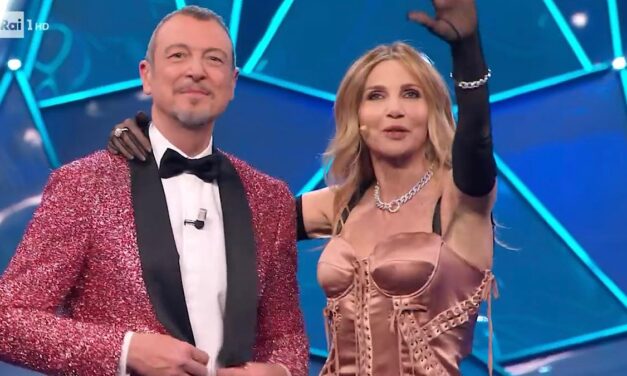 Sanremo, Lorella Cuccarini canta e balla le sue sigle più iconiche. Immancabile ‘La notte vola’
