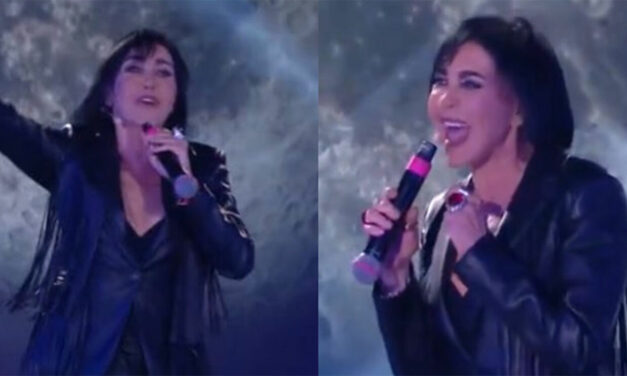 Fiordaliso canta ‘Non voglio mica la luna’ con il microfono al contrario: “Ero in playback, che mi frega”