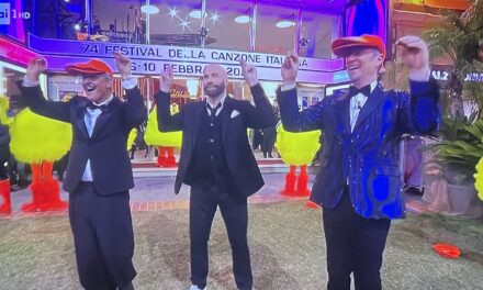 Sanremo 2024, John Travolta fa il ballo del qua qua con Amadeus e Fiorello