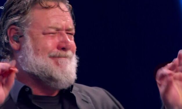 Sanremo 2024, Russell Crowe prende in giro Travolta e mima il Ballo del qua qua