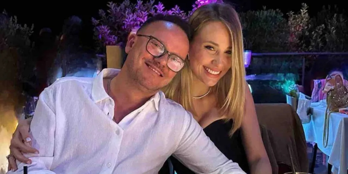 Gigi D’Alessio padre per la sesta volta: “Con Denise abbiamo scoperto che sarà una femmina, ancora non abbiamo deciso il nome”