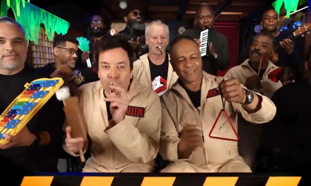 Ghostbusters! La celebre canzone di Ray Parker Jr eseguita dal cast e da Fallon con strumenti da bambini dal cast e da Fallon con strumenti da bambini