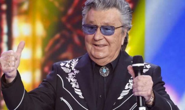 Bobby Solo: “Sono nato privo del nervo uditivo in un orecchio, eppure ho fatto 200 milioni di concerti. Mia madre mi voleva prete”