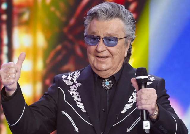 Bobby Solo: “Con ‘Una lacrima sul viso’ in sei mesi mi sono comprato la villa all’Eur, 50 milioni di lire cash. I soldi li teneva mamma”