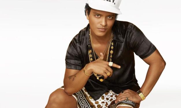 Bruno Mars nei guai, ha un debito di 50 milioni accumulati con il poker: “Costretto a cantare al casinò per ripagare i conti”