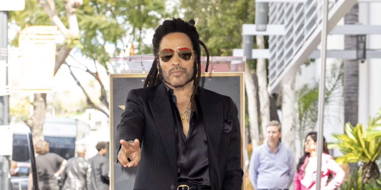 Lenny Kravitz riceve la stella sulla Walk of Fame: “Da adolescente cercavo qua posti per dormire, mai avrei sognato una Stella”