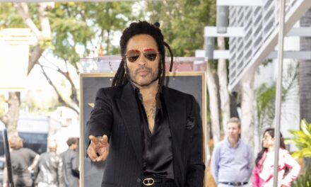 Lenny Kravitz riceve la stella sulla Walk of Fame: “Da adolescente cercavo qua posti per dormire, mai avrei sognato una Stella”