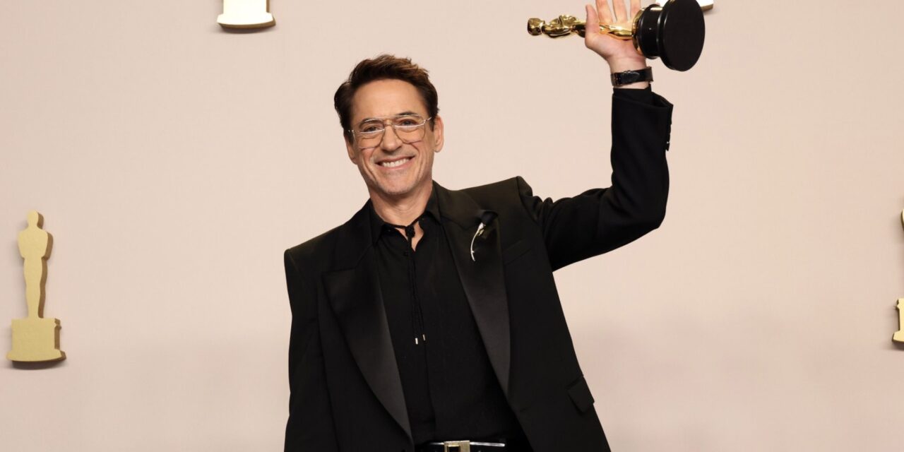 Robert Downey Jr. vince l’Oscar: “Grazie a mia moglie, ero un cucciolo abbandonato, mi ha riportato in vita”