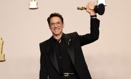 Robert Downey Jr. vince l’Oscar: “Grazie a mia moglie, ero un cucciolo abbandonato, mi ha riportato in vita”