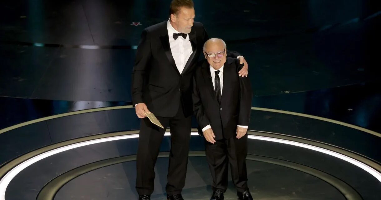 Arnold Schwarzenegger e Danny DeVito, la reunion de I Gemelli (e Batman) agli Oscar 2024
