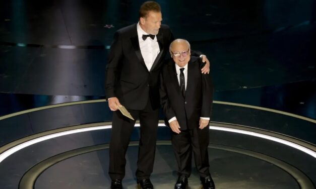Arnold Schwarzenegger e Danny DeVito, la reunion de I Gemelli (e Batman) agli Oscar 2024