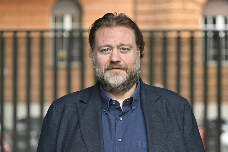 Paura per Stefano Fresi, l’attore ha un malore sul palco e interrompe lo spettacolo: “Scusate, non è nello spettacolo”