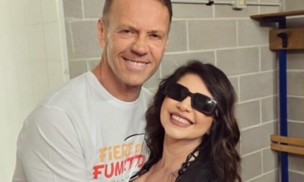 Cristina D’Avena e Rocco Siffredi insieme in una foto: “Presto grandi novità”