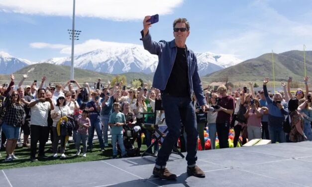 Kevin Bacon torna nel liceo in cui è stato girato Footloose 40 anni dopo (video)