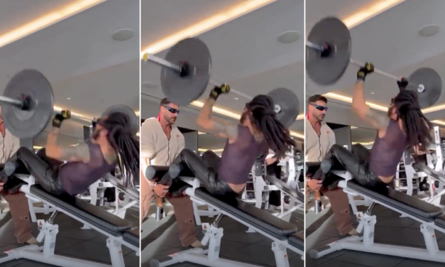 Lenny Kravitz, l’allenamento in palestra con i pantaloni di pelle e gli stivali (video)