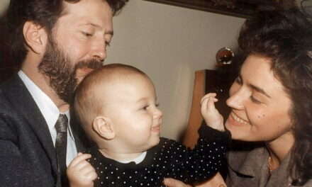Lory Del Santo: “Quando è morto il mio primo figlio sono rimasta giorni sdraiata per terra. Eric Clapton? Tornò da me per rubarmi la lettera che mi aveva scritto”