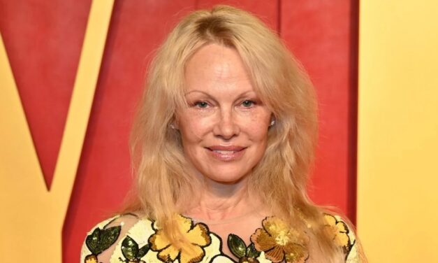 Pamela Anderson insieme a Liam Neeson nel reboot di Una pallottola spuntata