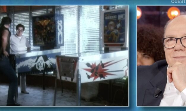 Carlo Verdone e la scena del flipper in Troppo Forte: “Mi sono massacrato le cosce, usammo il primo ciak perché non riuscii a rifarla così bene”