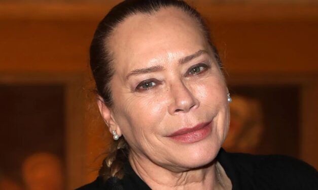 Barbara De Rossi e l’amore con il compagno: «Chiusi in camera a farlo giorno e notte, ci fermavamo solo per i toast»