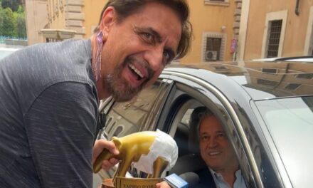 Striscia, Tapiro col Pannolone a Mentana: «Come farei le maratone tv se fossi incontinente?»