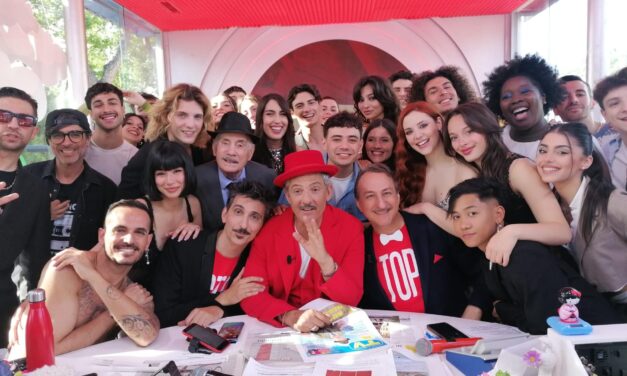 Chiude ‘VivaRai2!’, Amadeus, Jovanotti e Ultimo ospiti dell’ultima puntata. Fiorello: “Ci vediamo alla prossima idea”