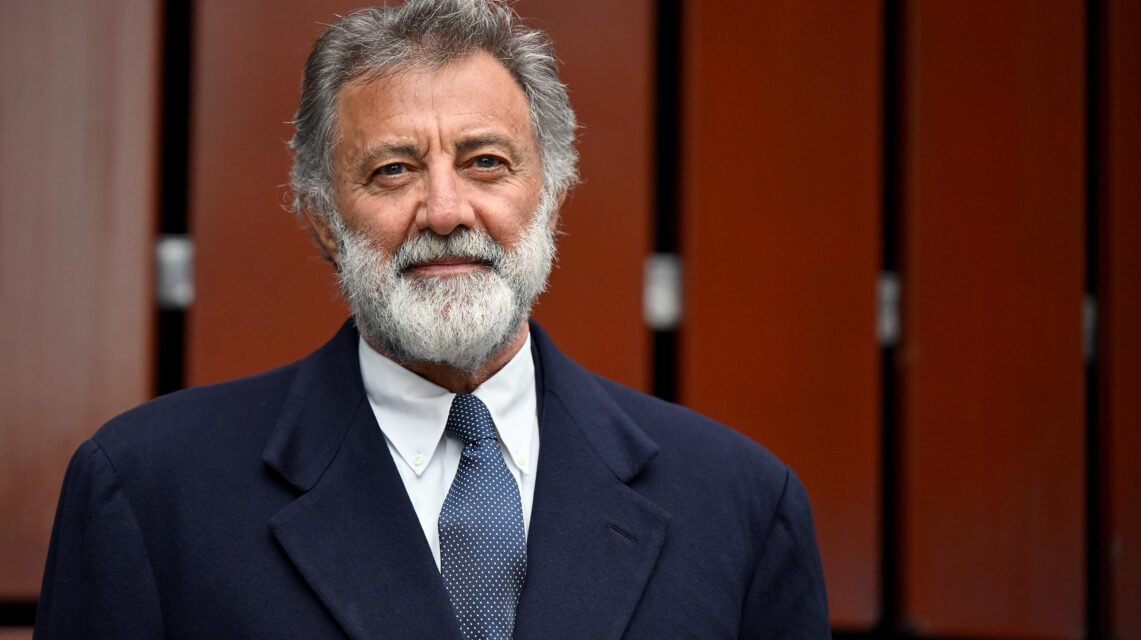 Luca Barbareschi: “A 14 anni ero un tappo, poi di colpo mi venne un piede 46, sembravo Scarpantibus. In pochi mesi arrivai a 1 metro e 87”