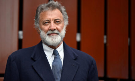 Luca Barbareschi: “A 14 anni ero un tappo, poi di colpo mi venne un piede 46, sembravo Scarpantibus. In pochi mesi arrivai a 1 metro e 87”