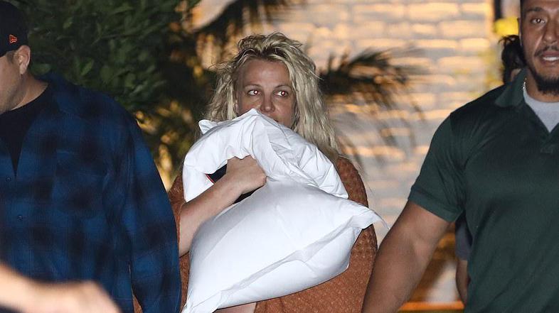 Britney Spears in piena crisi, scortata dai medici fuori da un hotel: “Mia madre mi ha incastrata”