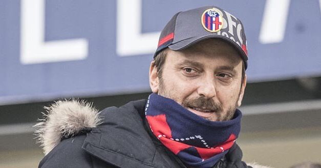 Cesare Cremonini festeggia il Bologna in Champions suonando l’inno al pianoforte