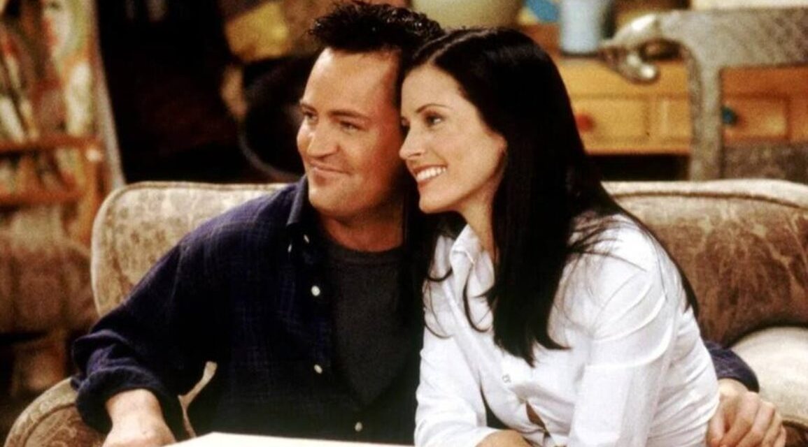 Courteney Cox: “Matthew Perry viene a trovarmi spesso, mi guida spiritualmente. Ho la sensazione che sia tra noi”
