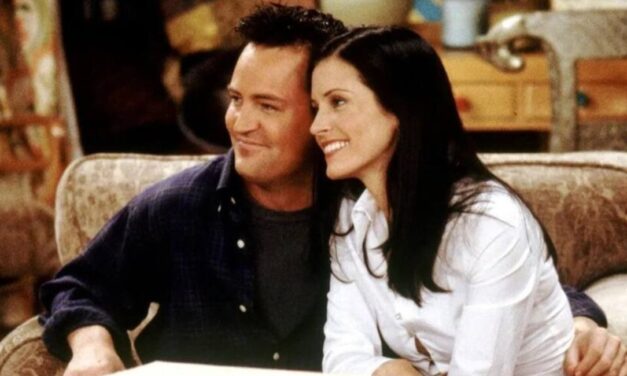 Courteney Cox: “Matthew Perry viene a trovarmi spesso, mi guida spiritualmente. Ho la sensazione che sia tra noi”