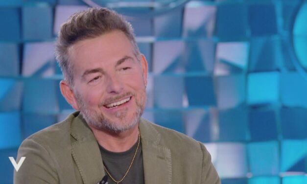 Daniele Bossari parla del tumore alla gola: “Un cristallo mi ha aiutato a scoprire la malattia”