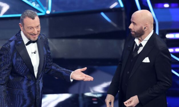 John Travolta a Sanremo, la Rai ha chiesto il risarcimento danni e sospeso il pagamento dell’attore