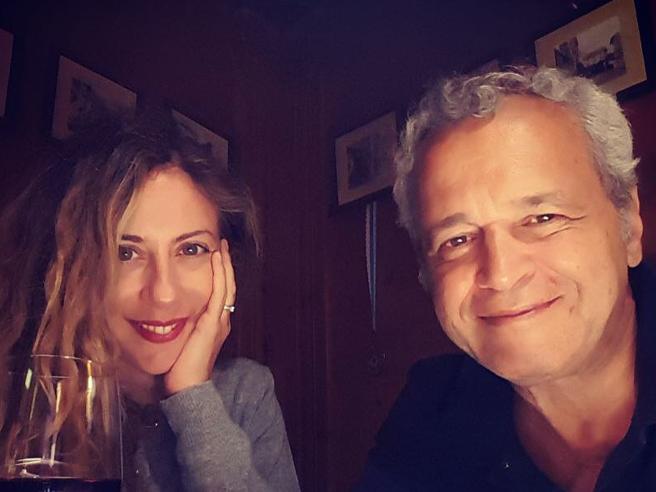 Enrico Mentana sulla compagna Francesca Fagnani: “È arrivata alla popolarità con i suoi mezzi. Ora qualcuno, per invidia, per il gioco del massacro e della torre, la critica”